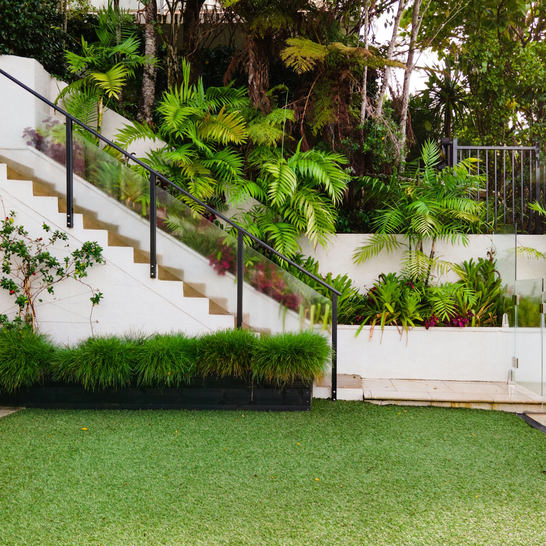 Riego automático instalado por jardineros en Vilaseca