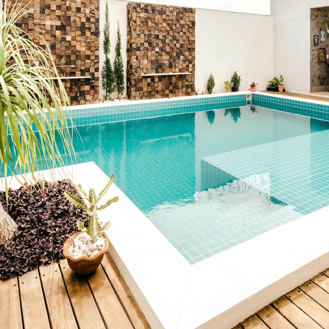 Técnico de Cat Jardí revisando piscina en Salou